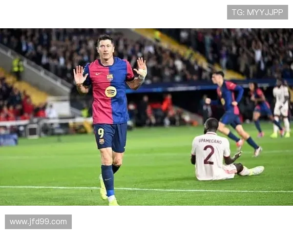 莱万回归诺坎普引发拜仁球迷愤怒指责其忘恩负义